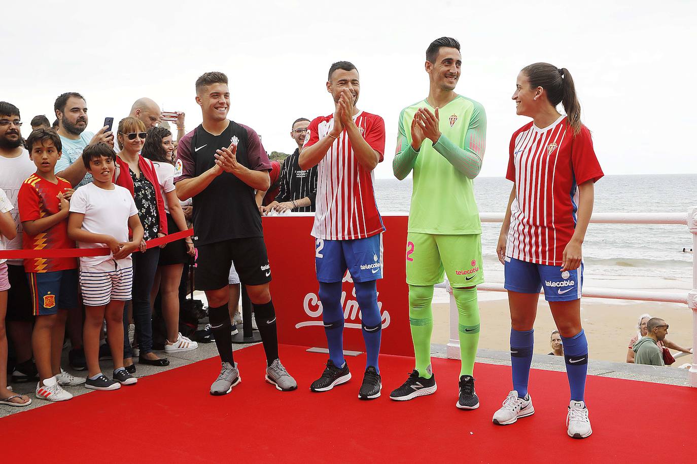 El Sporting presentó este martes sus nuevas camisetas para la temporada 2019-2020. Lo hizo en El Muro y rodeado de sus aficionados. Javi Fuego, Diego Mariño, Nacho Mendez y Maria Yenes ejercieron de modelos.