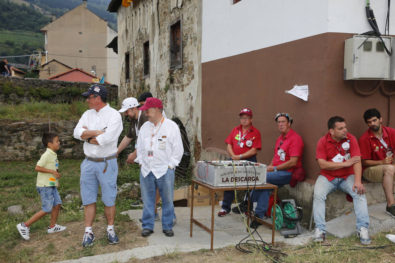 Miles de personas se reparten en los alrededores del Puente Romano y por las calles de la localidad para disfrutar de la tradicional Descarga que cada año hace vibrar a cangueses y visitantes.