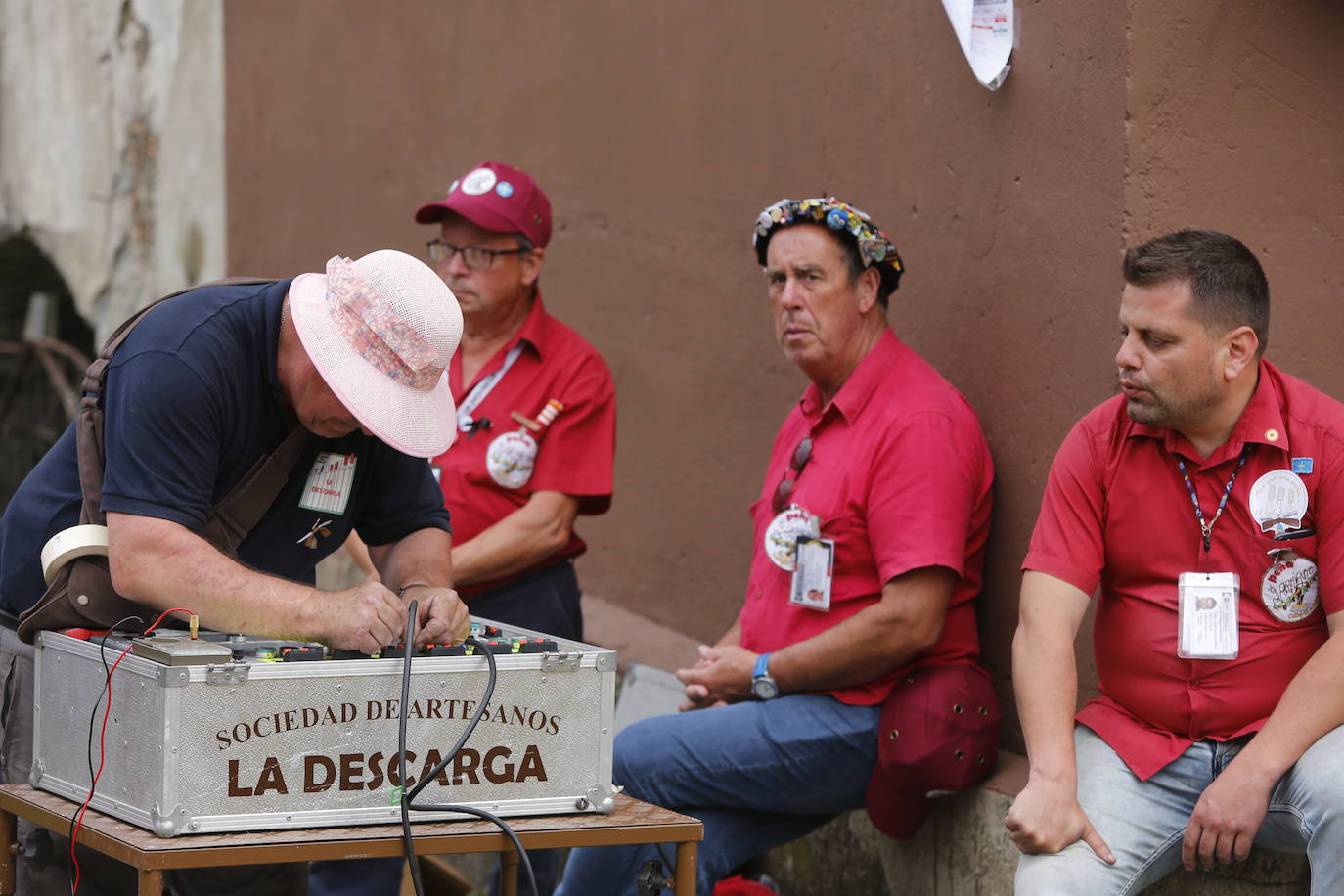 Miles de personas se reparten en los alrededores del Puente Romano y por las calles de la localidad para disfrutar de la tradicional Descarga que cada año hace vibrar a cangueses y visitantes.