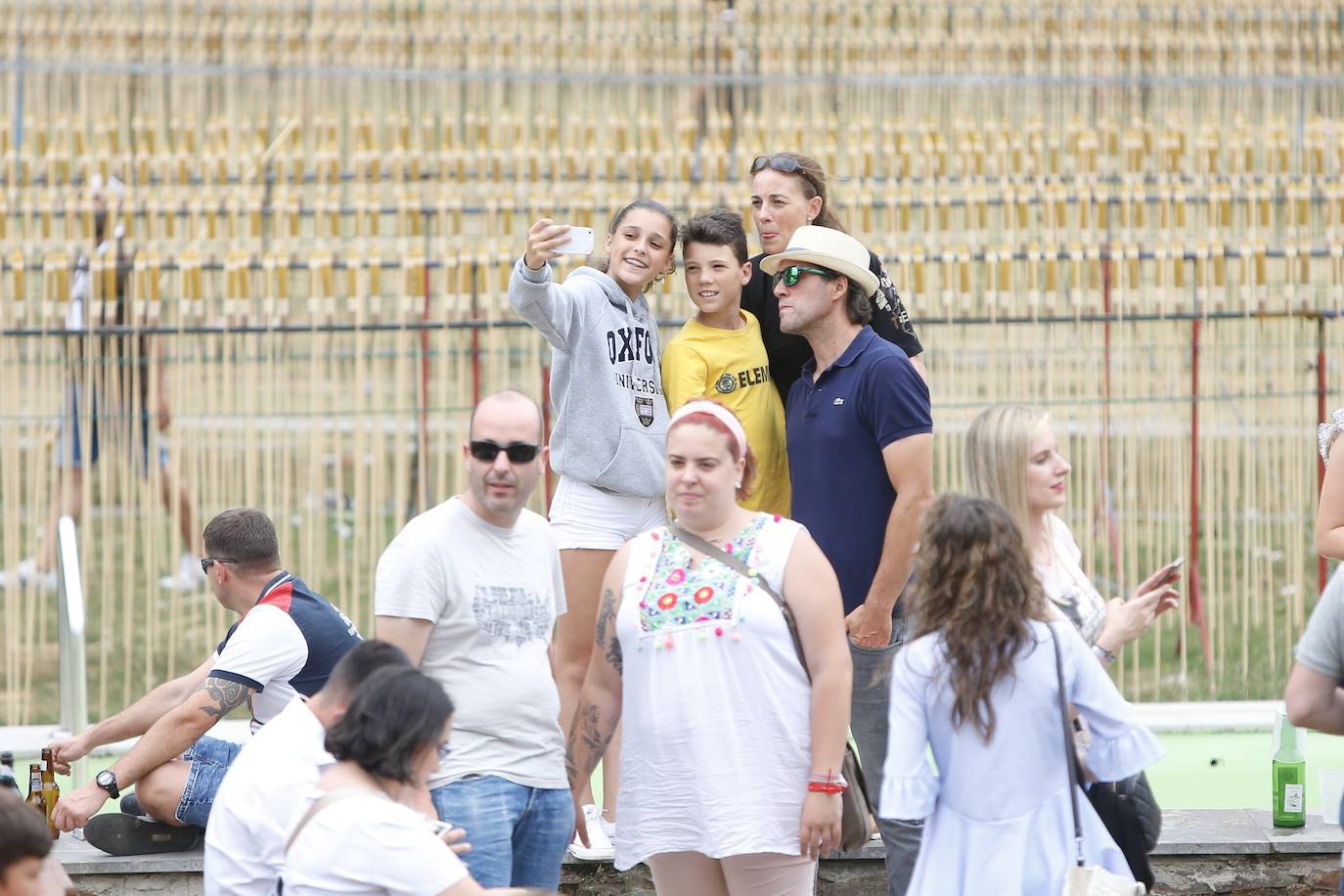 Miles de personas se reparten en los alrededores del Puente Romano y por las calles de la localidad para disfrutar de la tradicional Descarga que cada año hace vibrar a cangueses y visitantes.