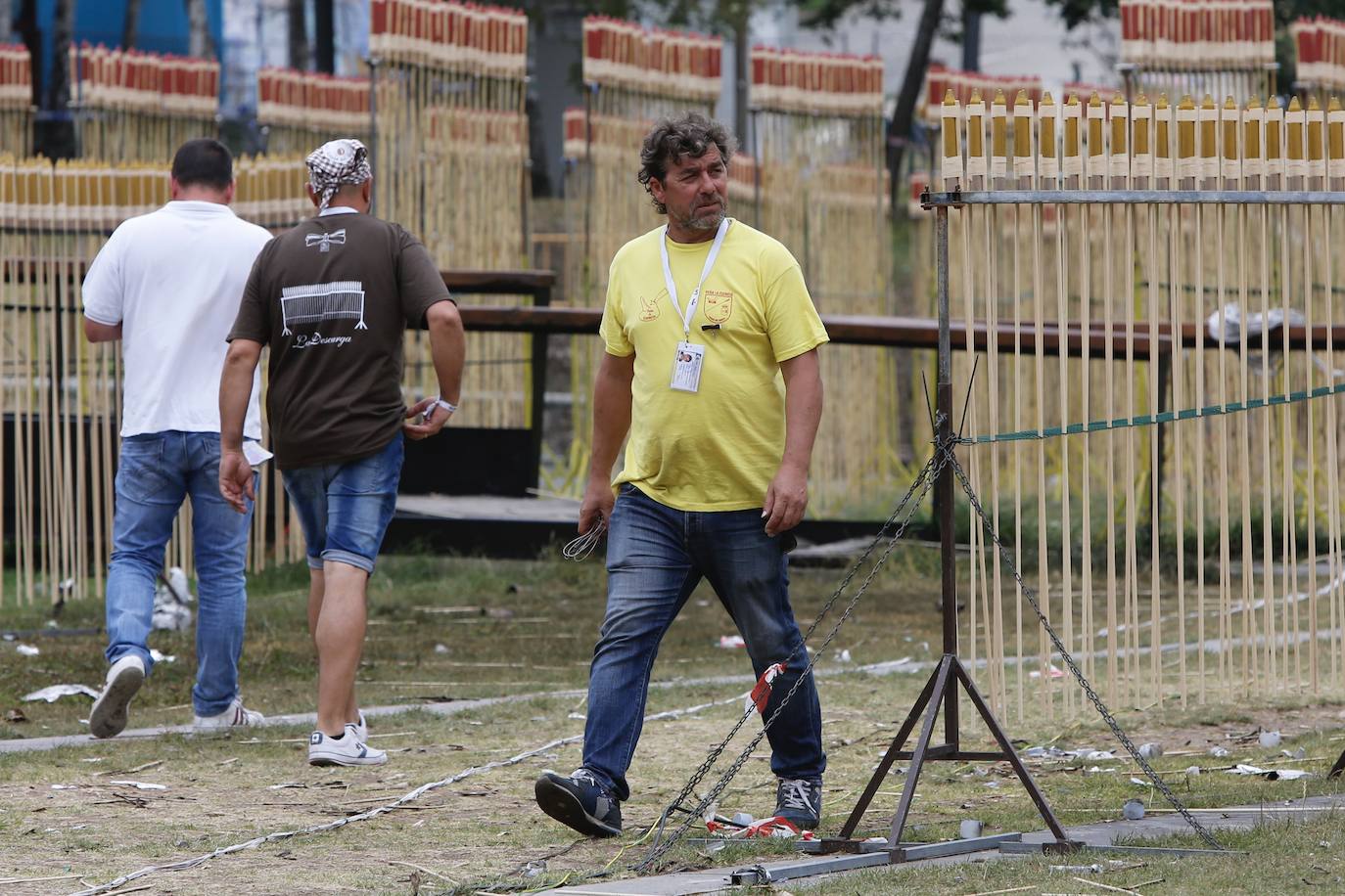 Miles de personas se reparten en los alrededores del Puente Romano y por las calles de la localidad para disfrutar de la tradicional Descarga que cada año hace vibrar a cangueses y visitantes.