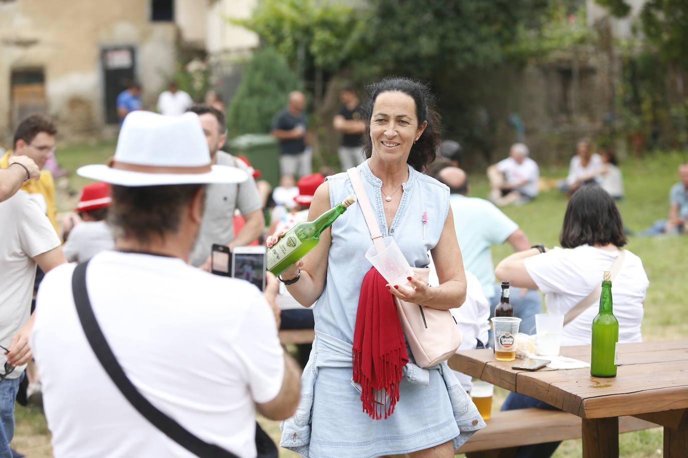 Miles de personas se reparten en los alrededores del Puente Romano y por las calles de la localidad para disfrutar de la tradicional Descarga que cada año hace vibrar a cangueses y visitantes.