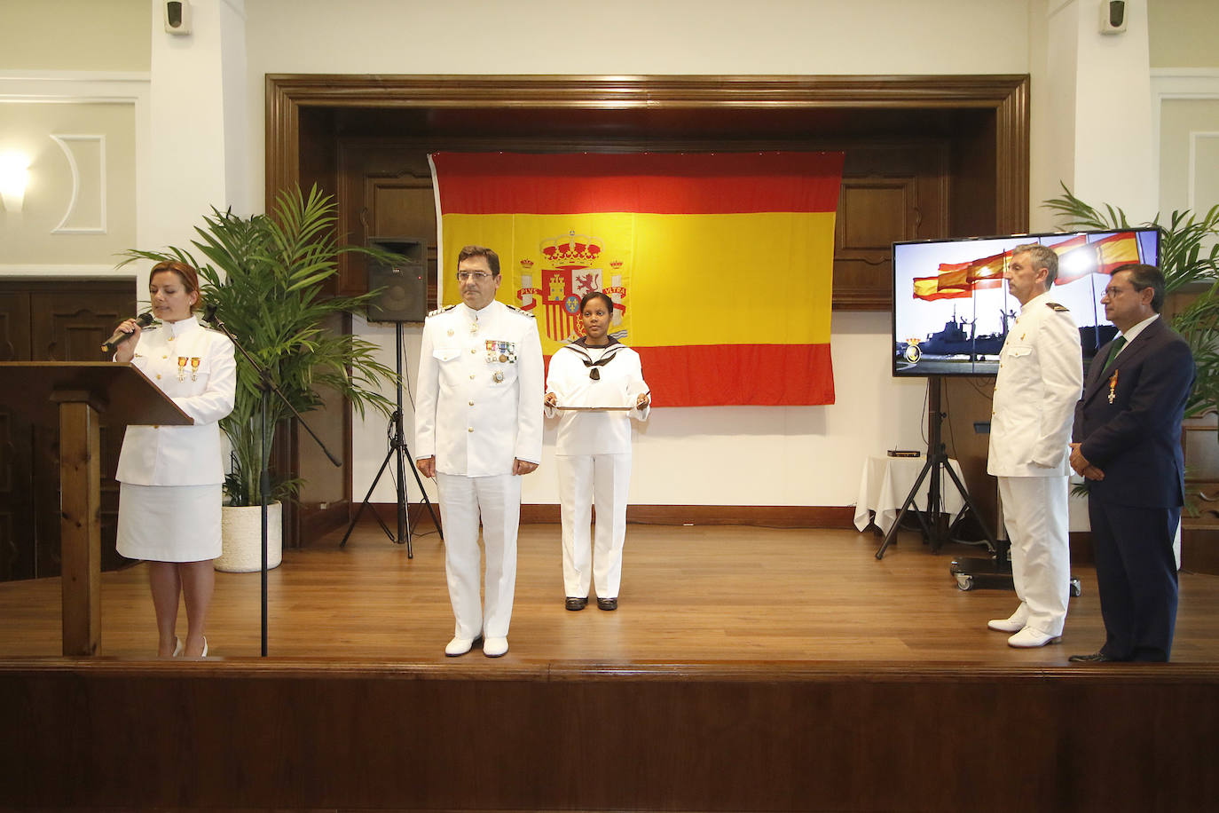 «Gijón ha nacido de la mar». La Comandancia Naval de Gijón ha festejado, como es tradicional, El Carmen, la virgen que veneran los hombres y mujeres de la mar. 