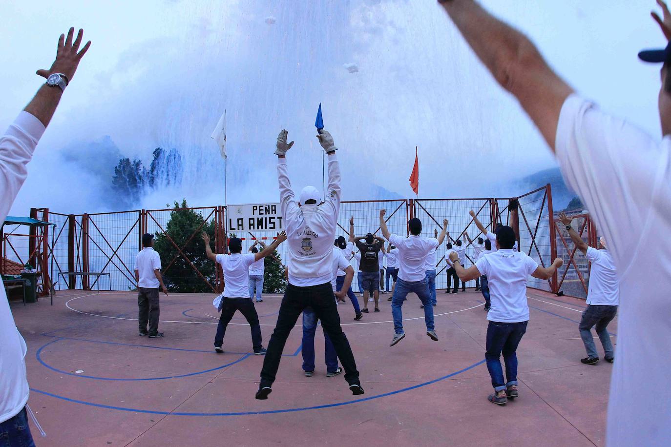 80.000 voladores en 5 minutos y 57 segundos. Son las cifras principales de la Descarga de Cangas del Narcea 2019 seguida por miles de personas que transcurrió sin ningún incidente. Máxima seguridad para disfrutar de este auténtico espectáculo de pólvora y estruendo.