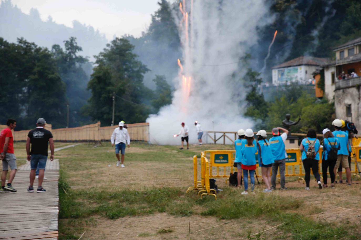 80.000 voladores en 5 minutos y 57 segundos. Son las cifras principales de la Descarga de Cangas del Narcea 2019 seguida por miles de personas que transcurrió sin ningún incidente. Máxima seguridad para disfrutar de este auténtico espectáculo de pólvora y estruendo.