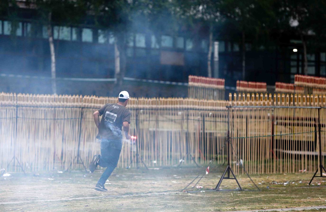 80.000 voladores en 5 minutos y 57 segundos. Son las cifras principales de la Descarga de Cangas del Narcea 2019 seguida por miles de personas que transcurrió sin ningún incidente. Máxima seguridad para disfrutar de este auténtico espectáculo de pólvora y estruendo.