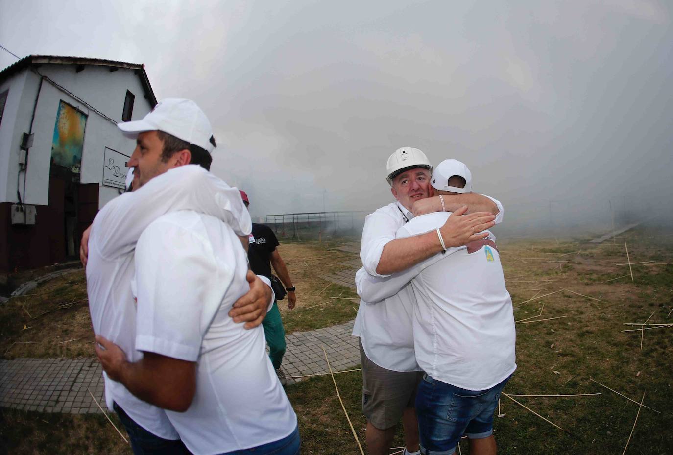 80.000 voladores en 5 minutos y 57 segundos. Son las cifras principales de la Descarga de Cangas del Narcea 2019 seguida por miles de personas que transcurrió sin ningún incidente. Máxima seguridad para disfrutar de este auténtico espectáculo de pólvora y estruendo.