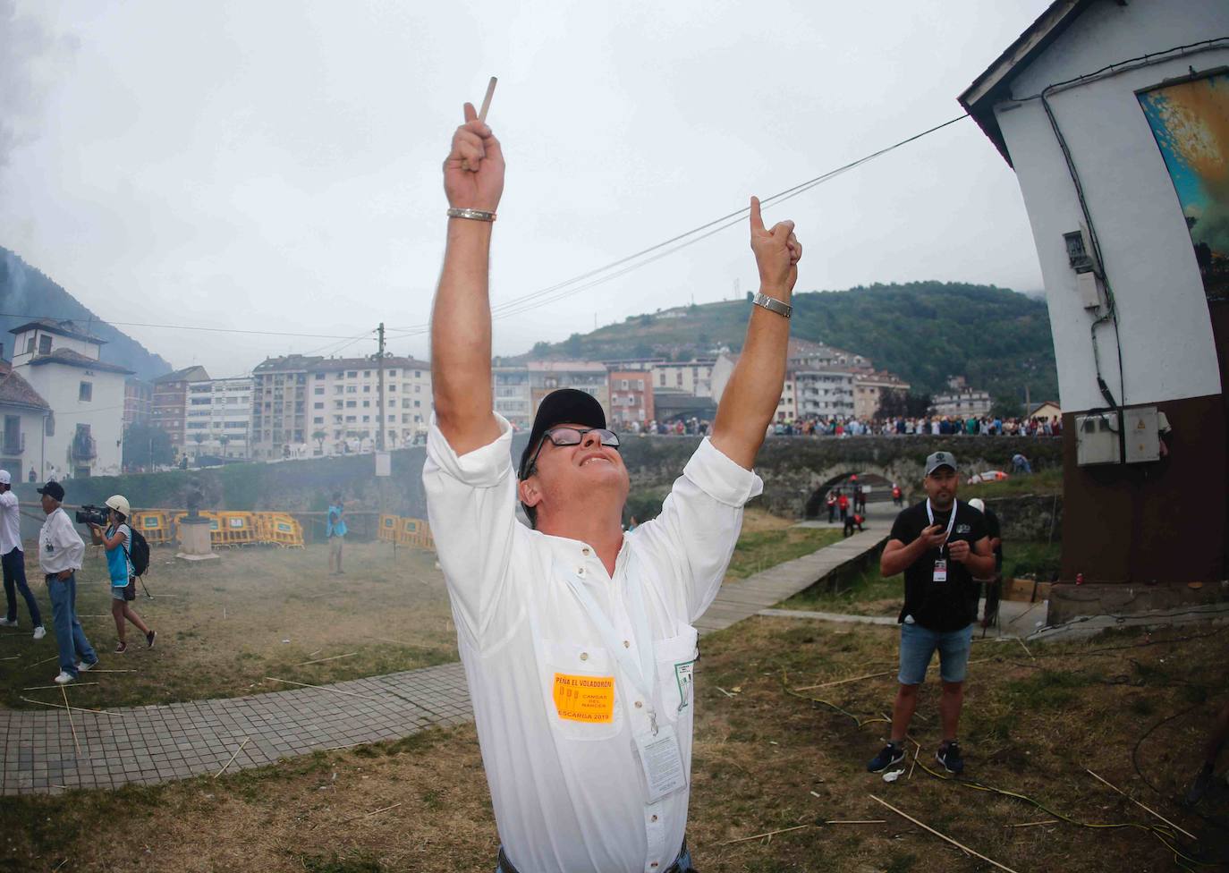 80.000 voladores en 5 minutos y 57 segundos. Son las cifras principales de la Descarga de Cangas del Narcea 2019 seguida por miles de personas que transcurrió sin ningún incidente. Máxima seguridad para disfrutar de este auténtico espectáculo de pólvora y estruendo.