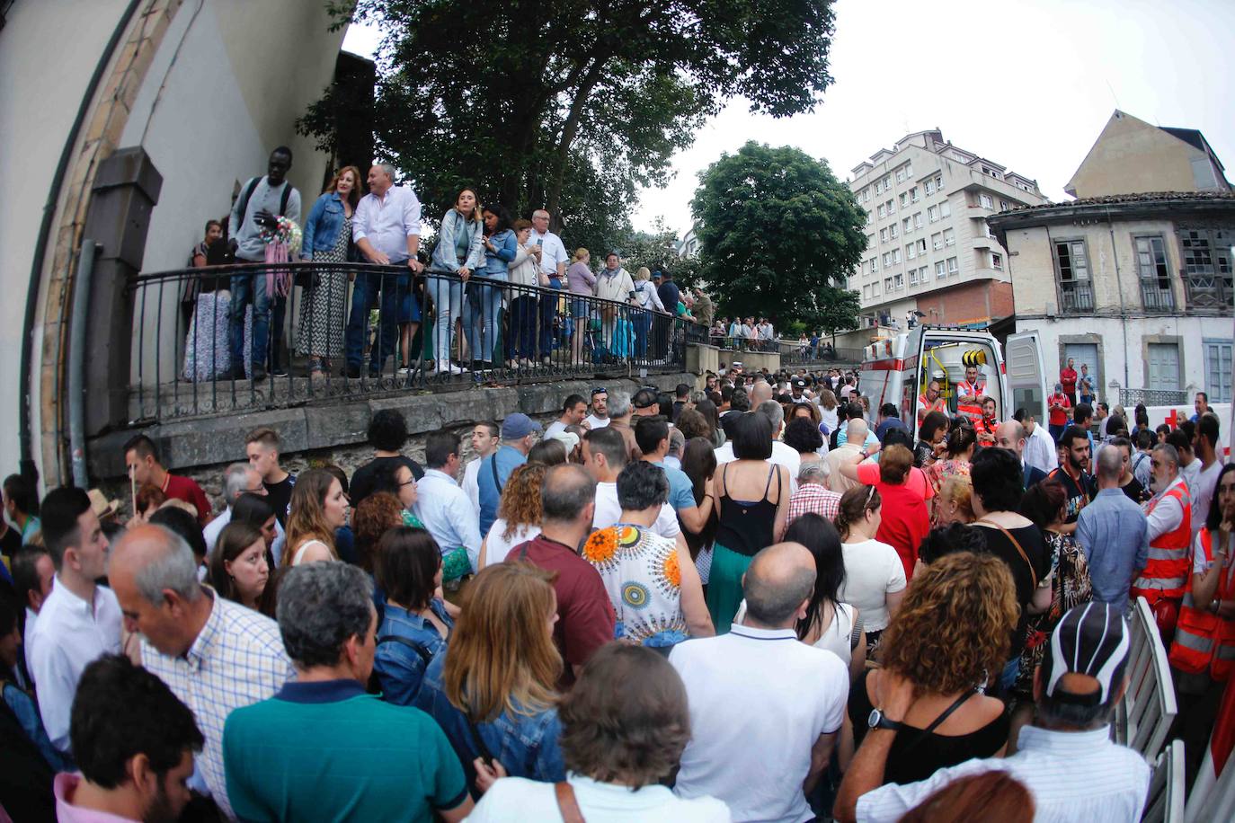 80.000 voladores en 5 minutos y 57 segundos. Son las cifras principales de la Descarga de Cangas del Narcea 2019 seguida por miles de personas que transcurrió sin ningún incidente. Máxima seguridad para disfrutar de este auténtico espectáculo de pólvora y estruendo.