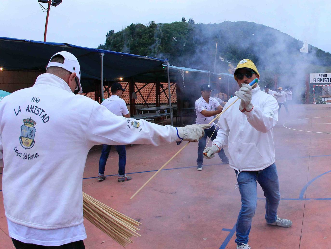 80.000 voladores en 5 minutos y 57 segundos. Son las cifras principales de la Descarga de Cangas del Narcea 2019 seguida por miles de personas que transcurrió sin ningún incidente. Máxima seguridad para disfrutar de este auténtico espectáculo de pólvora y estruendo.