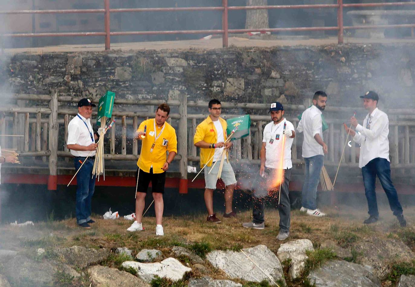 80.000 voladores en 5 minutos y 57 segundos. Son las cifras principales de la Descarga de Cangas del Narcea 2019 seguida por miles de personas que transcurrió sin ningún incidente. Máxima seguridad para disfrutar de este auténtico espectáculo de pólvora y estruendo.