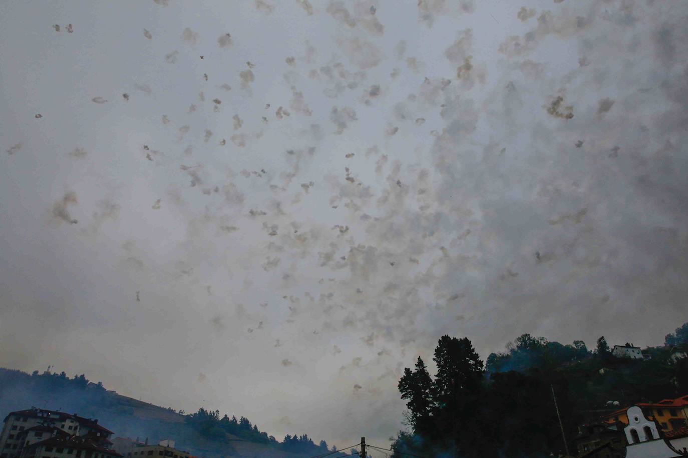 80.000 voladores en 5 minutos y 57 segundos. Son las cifras principales de la Descarga de Cangas del Narcea 2019 seguida por miles de personas que transcurrió sin ningún incidente. Máxima seguridad para disfrutar de este auténtico espectáculo de pólvora y estruendo.