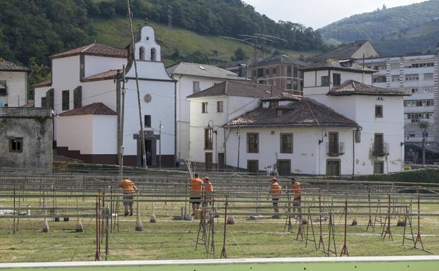 Galería. Preparativos del gran dispositivo pirotécnico en el prau del Molín.