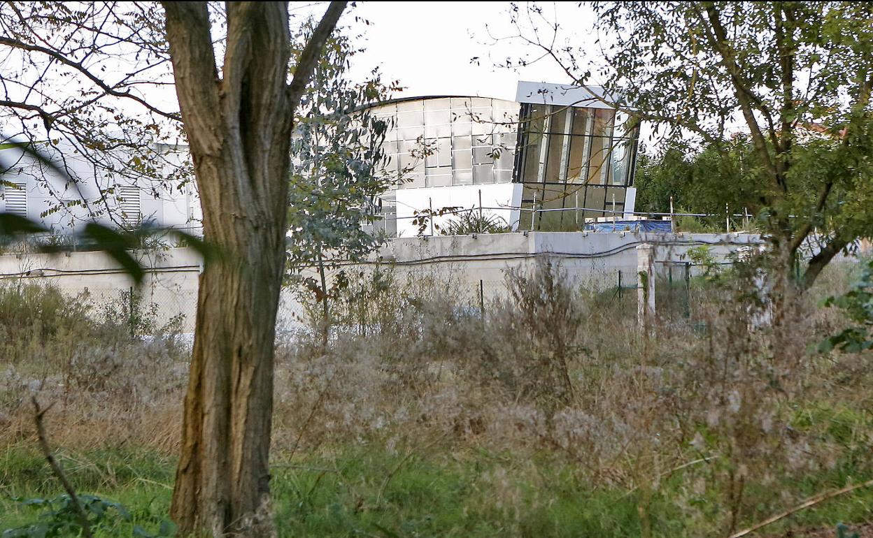 El Gobierno ejecuta la sentencia del Supremo y paraliza el pretratamiento en la depuradora del este