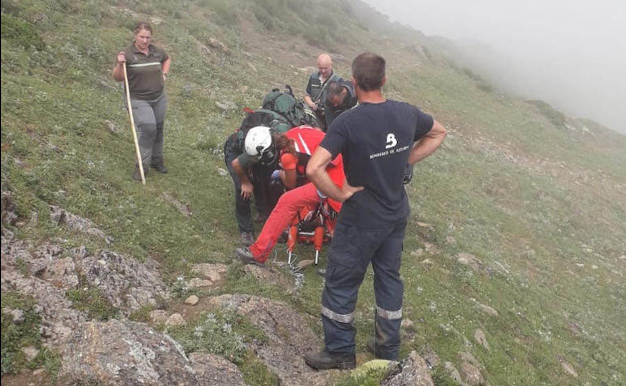 Herido grave un cazador al caer por un desnivel de 400 metros en Somiedo