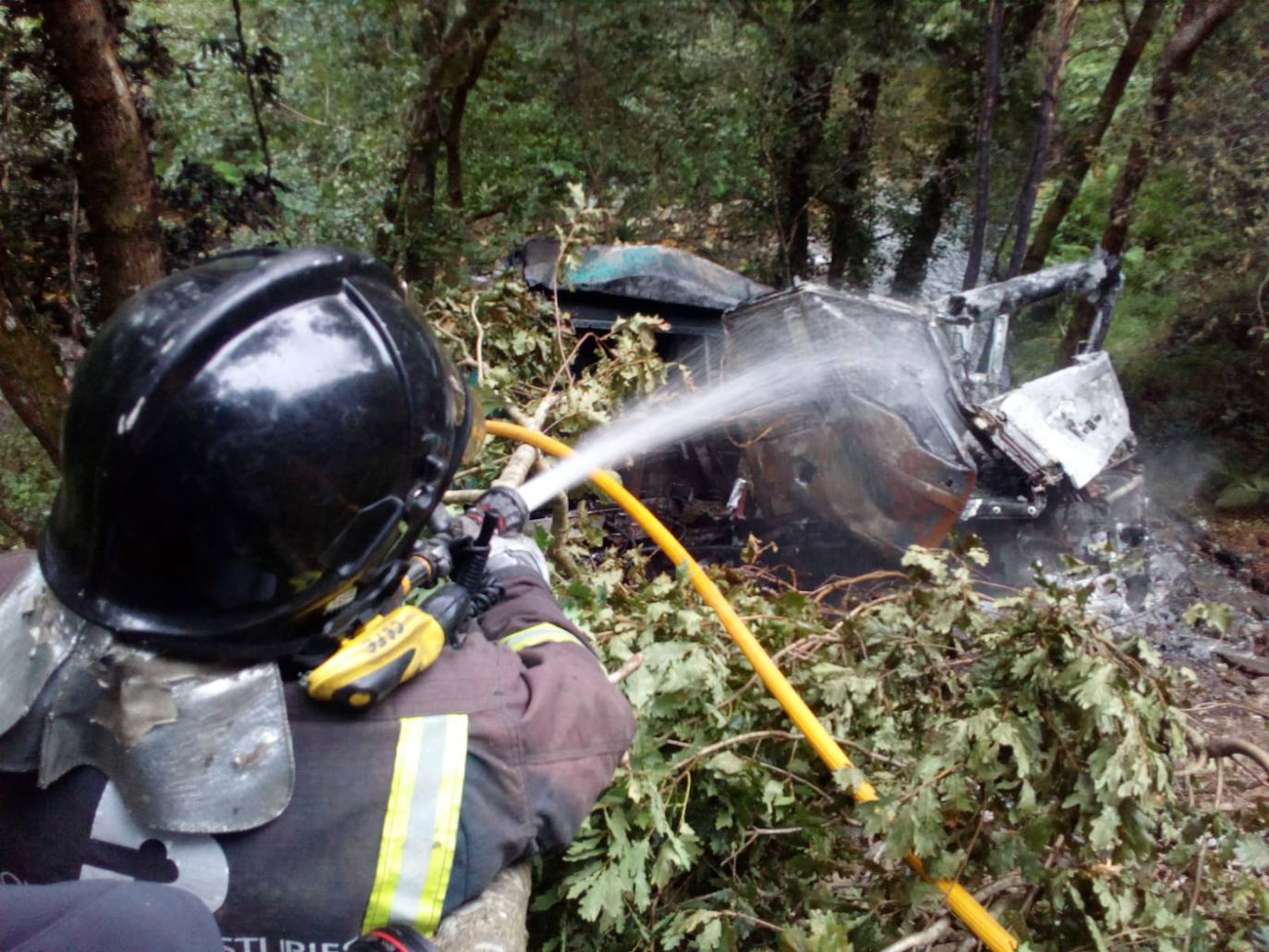 Fallece un vecino de Luarca que transportaba material para arreglar una carretera tras precipitarse con su camión por un desnivel de 25 metros en Villayón. Su camión comenzó a arder, provocando un pequeño incendio forestal.