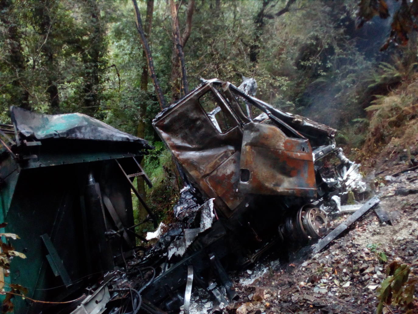 Fallece un vecino de Luarca que transportaba material para arreglar una carretera tras precipitarse con su camión por un desnivel de 25 metros en Villayón. Su camión comenzó a arder, provocando un pequeño incendio forestal.