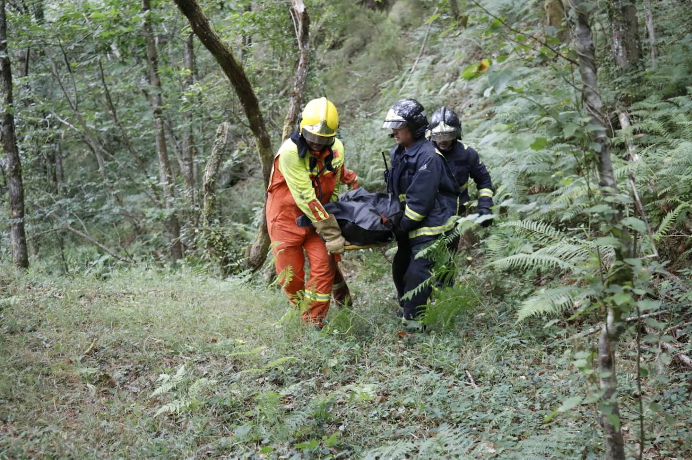 Fallece un vecino de Luarca que transportaba material para arreglar una carretera tras precipitarse con su camión por un desnivel de 25 metros en Villayón. Su camión comenzó a arder, provocando un pequeño incendio forestal.