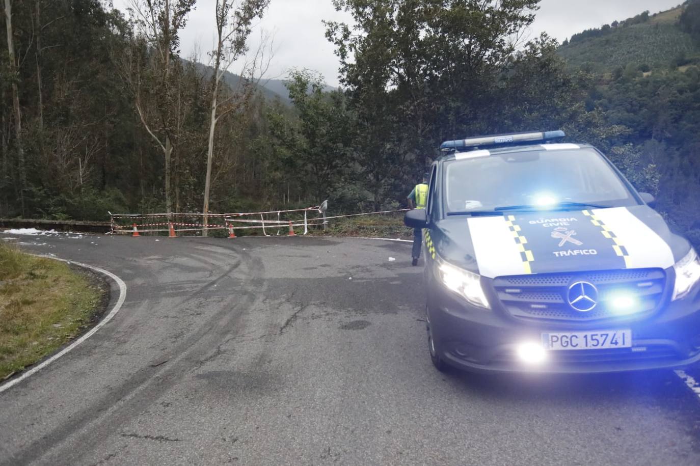 Fallece un vecino de Luarca que transportaba material para arreglar una carretera tras precipitarse con su camión por un desnivel de 25 metros en Villayón. Su camión comenzó a arder, provocando un pequeño incendio forestal.