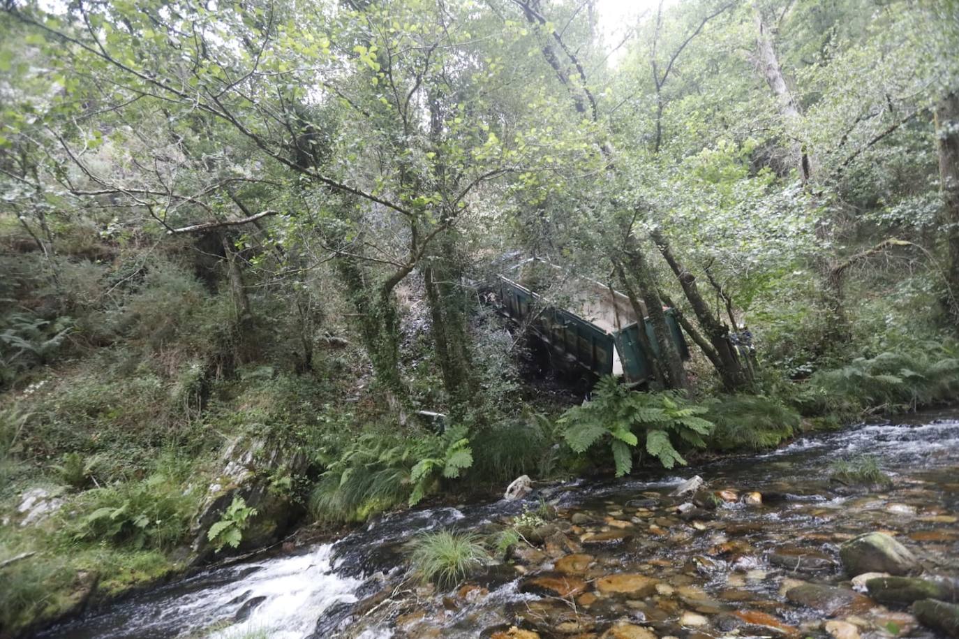 Fallece un vecino de Luarca que transportaba material para arreglar una carretera tras precipitarse con su camión por un desnivel de 25 metros en Villayón. Su camión comenzó a arder, provocando un pequeño incendio forestal.