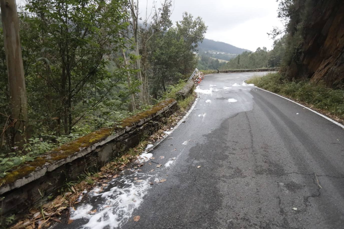 Fallece un vecino de Luarca que transportaba material para arreglar una carretera tras precipitarse con su camión por un desnivel de 25 metros en Villayón. Su camión comenzó a arder, provocando un pequeño incendio forestal.