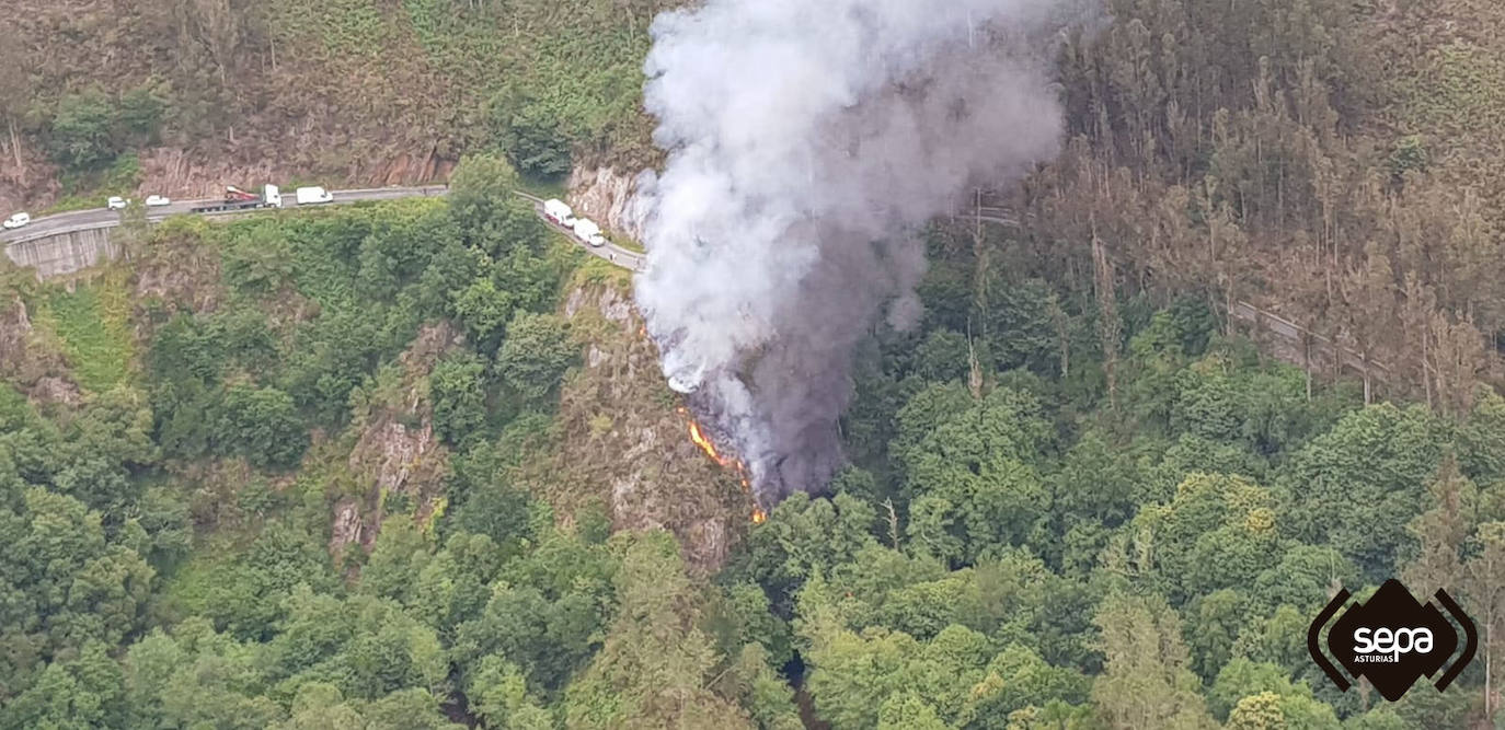 Fallece un vecino de Luarca que transportaba material para arreglar una carretera tras precipitarse con su camión por un desnivel de 25 metros en Villayón. Su camión comenzó a arder, provocando un pequeño incendio forestal.