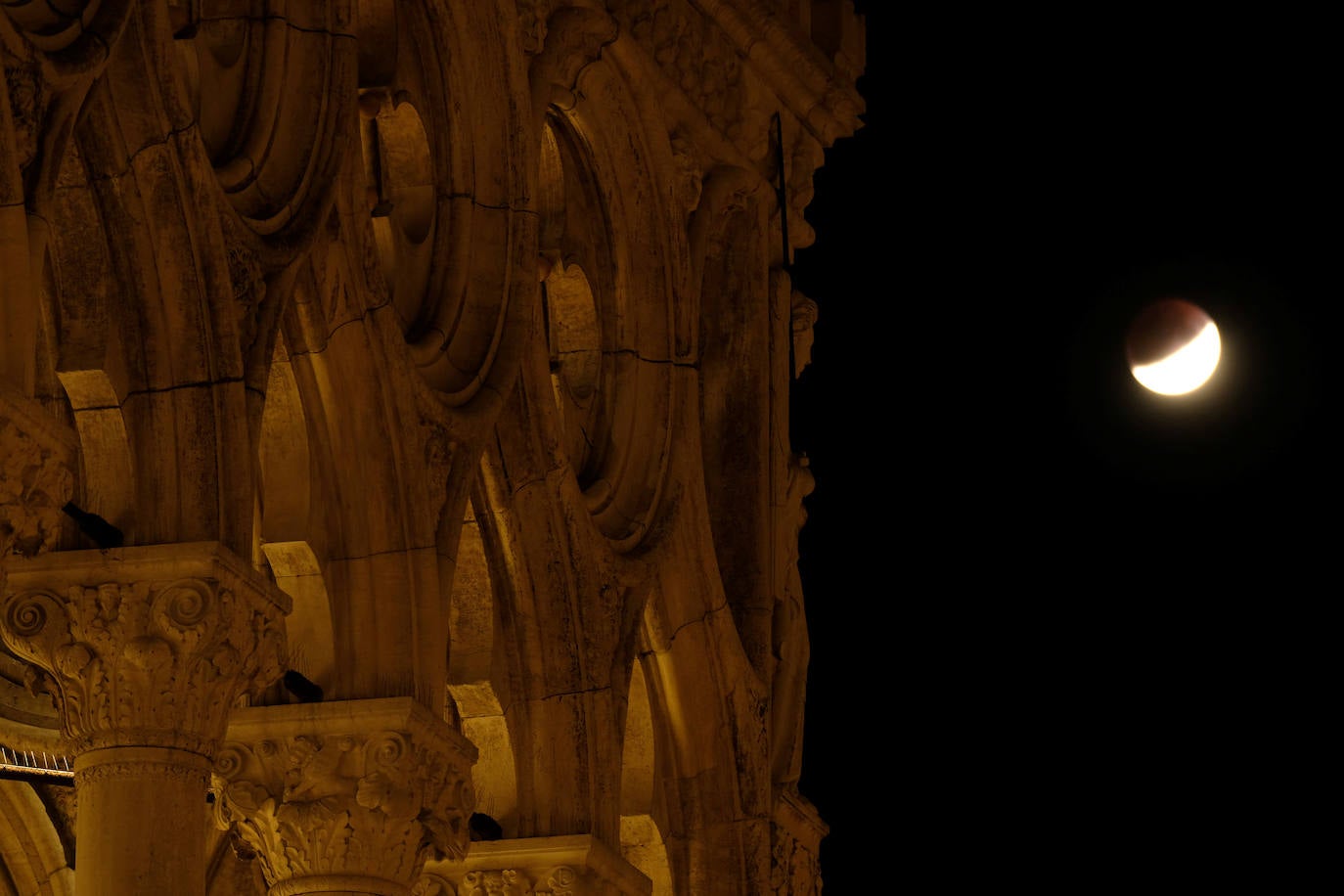 Numerosos rincones del mundo pudieron disfrutar anoche de las espectaculares imágenes que dejó el eclipse parcial de luna.Hasta el próximo año no se podrá ver otro.