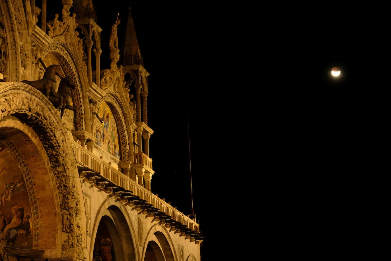 Numerosos rincones del mundo pudieron disfrutar anoche de las espectaculares imágenes que dejó el eclipse parcial de luna.Hasta el próximo año no se podrá ver otro.