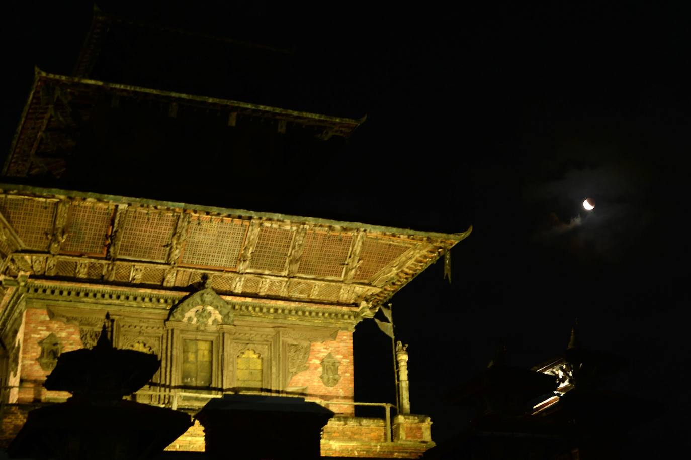 Numerosos rincones del mundo pudieron disfrutar anoche de las espectaculares imágenes que dejó el eclipse parcial de luna.Hasta el próximo año no se podrá ver otro.