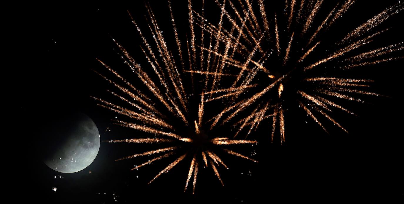 Numerosos rincones del mundo pudieron disfrutar anoche de las espectaculares imágenes que dejó el eclipse parcial de luna.Hasta el próximo año no se podrá ver otro.