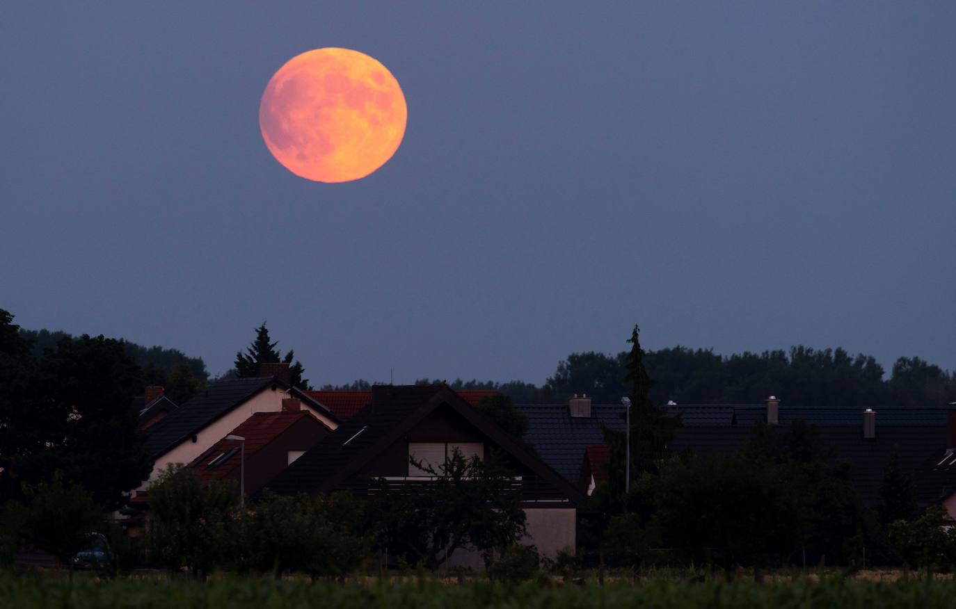 Numerosos rincones del mundo pudieron disfrutar anoche de las espectaculares imágenes que dejó el eclipse parcial de luna.Hasta el próximo año no se podrá ver otro.