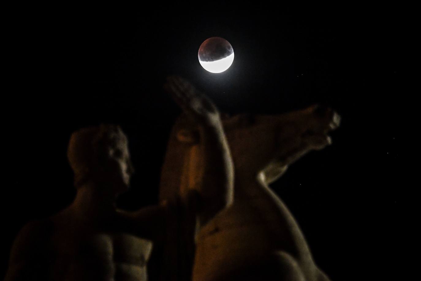 Numerosos rincones del mundo pudieron disfrutar anoche de las espectaculares imágenes que dejó el eclipse parcial de luna.Hasta el próximo año no se podrá ver otro.