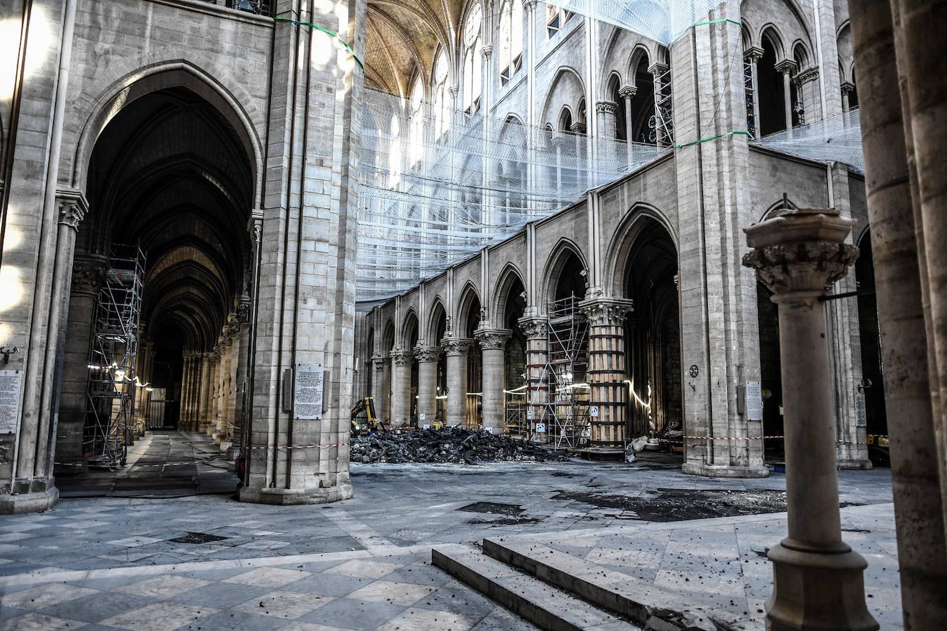 Han pasado tres meses del devastador incendio que en abril arrasaba parte de la cubierta de la catedral parisina y destruía su icónica aguja. Las obras de restauración deberán concluir en un plazo de cinco años, aunque, de momento, las tareas se centran en limpiar y consolidar la estructura.