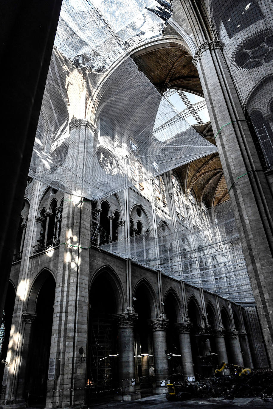 Han pasado tres meses del devastador incendio que en abril arrasaba parte de la cubierta de la catedral parisina y destruía su icónica aguja. Las obras de restauración deberán concluir en un plazo de cinco años, aunque, de momento, las tareas se centran en limpiar y consolidar la estructura.