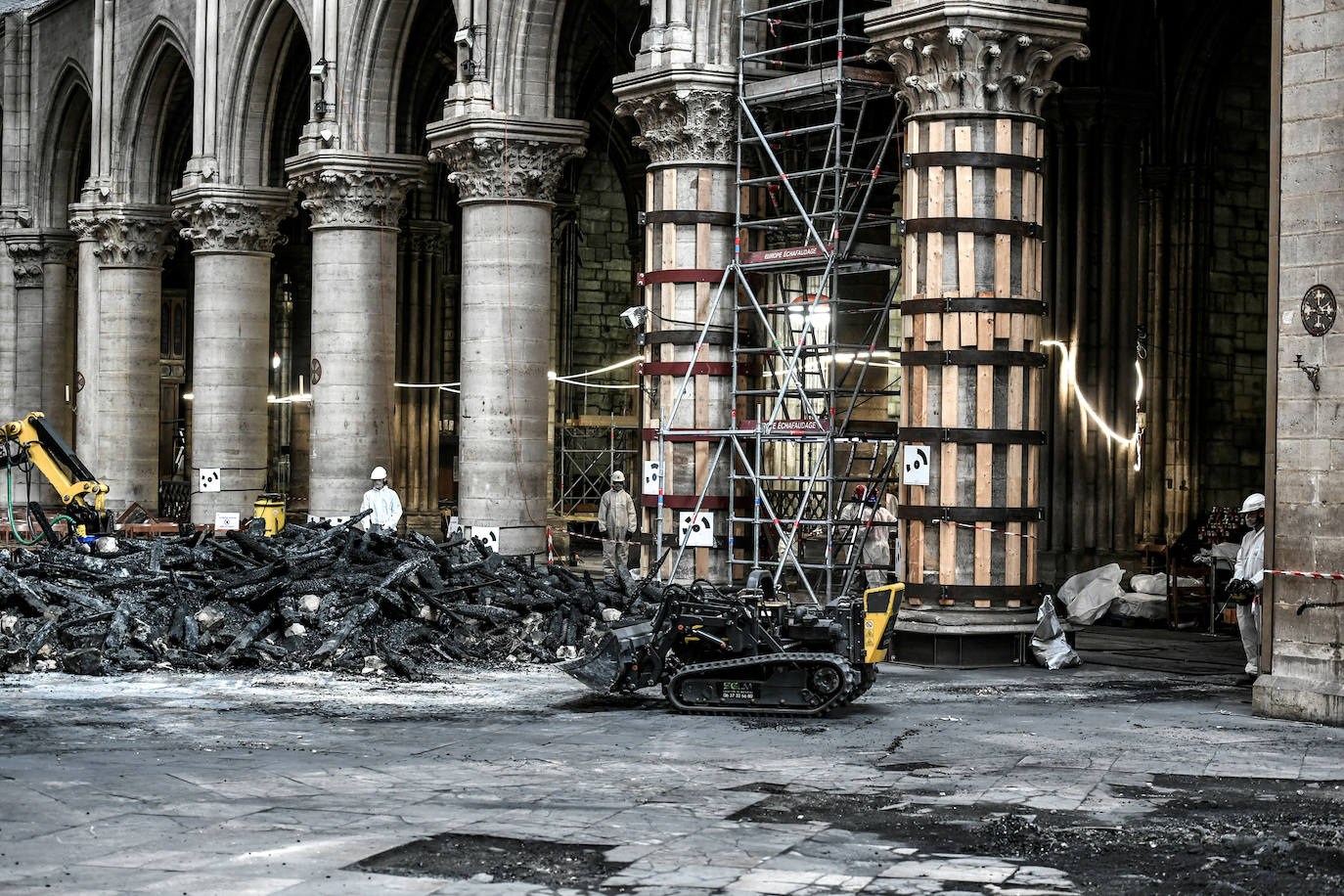 Han pasado tres meses del devastador incendio que en abril arrasaba parte de la cubierta de la catedral parisina y destruía su icónica aguja. Las obras de restauración deberán concluir en un plazo de cinco años, aunque, de momento, las tareas se centran en limpiar y consolidar la estructura.