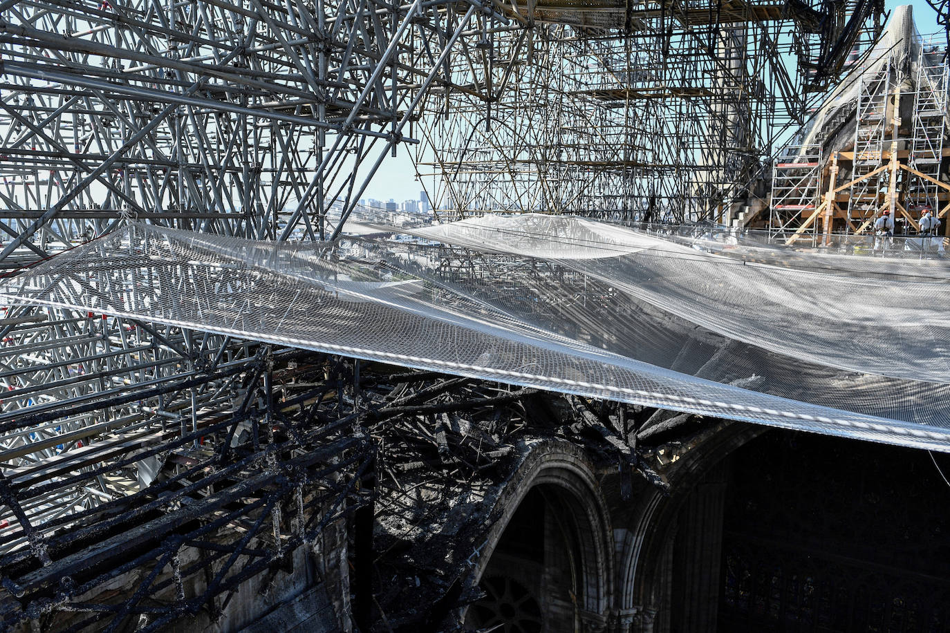 Han pasado tres meses del devastador incendio que en abril arrasaba parte de la cubierta de la catedral parisina y destruía su icónica aguja. Las obras de restauración deberán concluir en un plazo de cinco años, aunque, de momento, las tareas se centran en limpiar y consolidar la estructura.