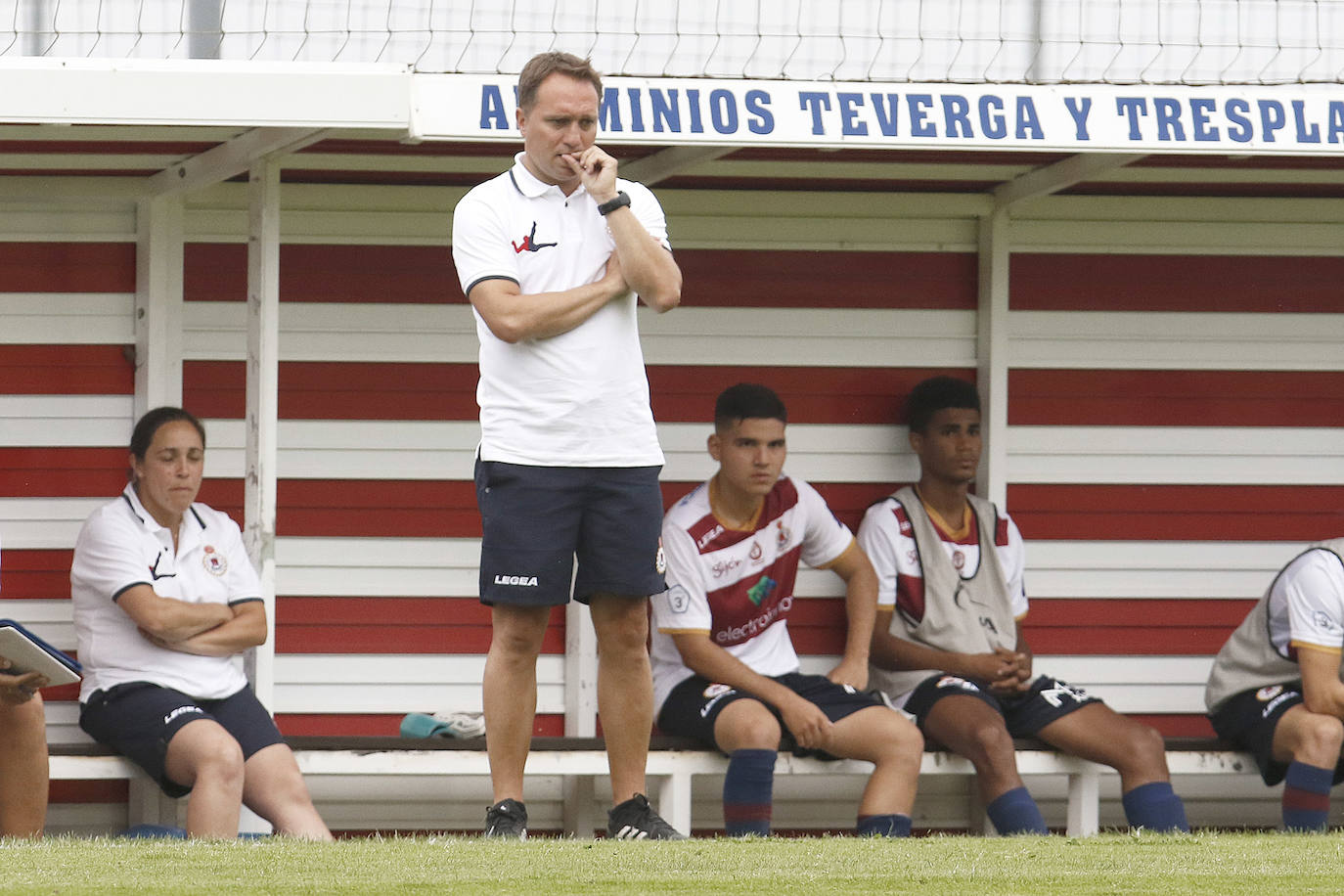 El Sporting se impuso con claridad al Gijón Industrial en el primer partido de la pretemporada disputado este miércoles en la Escuela de Fútbol de Mareo. Los aficionados pudieron disfrutar de los primeros minutos de Álvaro Vázquez, Unai Medina y Javi Fuego con la elástica gijonesa. 