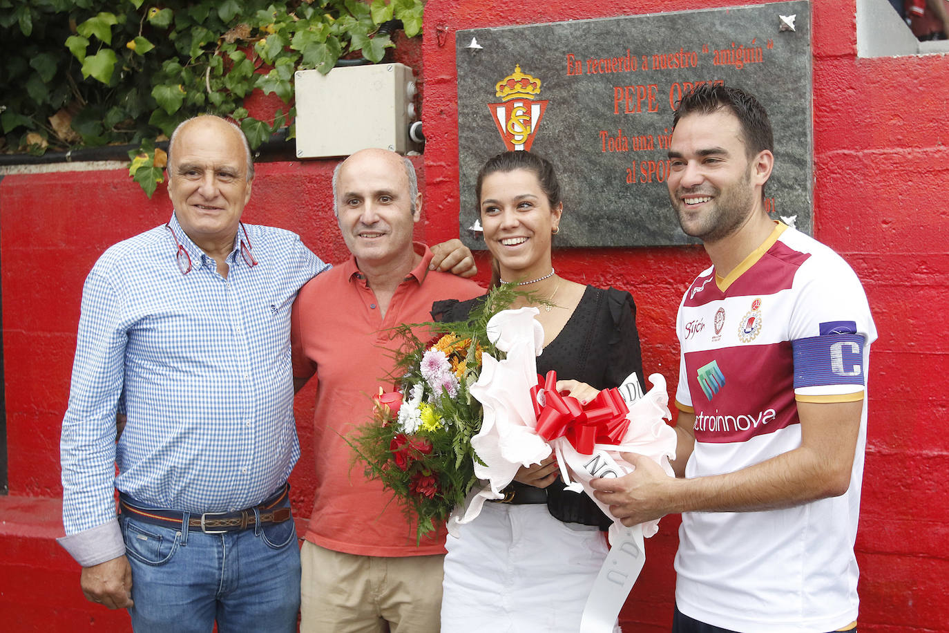 El Sporting se impuso con claridad al Gijón Industrial en el primer partido de la pretemporada disputado este miércoles en la Escuela de Fútbol de Mareo. Los aficionados pudieron disfrutar de los primeros minutos de Álvaro Vázquez, Unai Medina y Javi Fuego con la elástica gijonesa. 