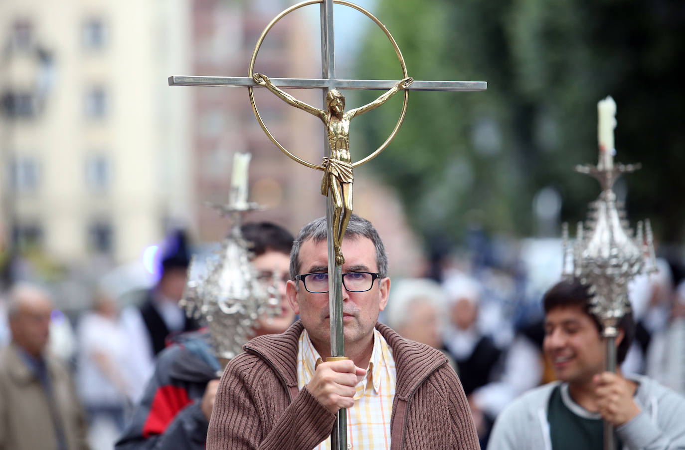 La parroquia de Nuestra Señora del Carmen celebró este martes su tradicional Rosario de la Luz con una procesión a través del Campo de San Francisco.