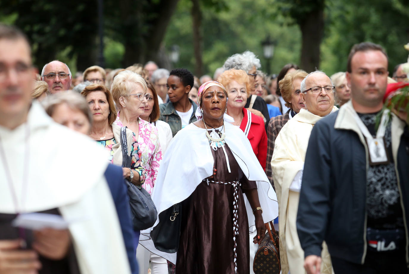 La parroquia de Nuestra Señora del Carmen celebró este martes su tradicional Rosario de la Luz con una procesión a través del Campo de San Francisco.
