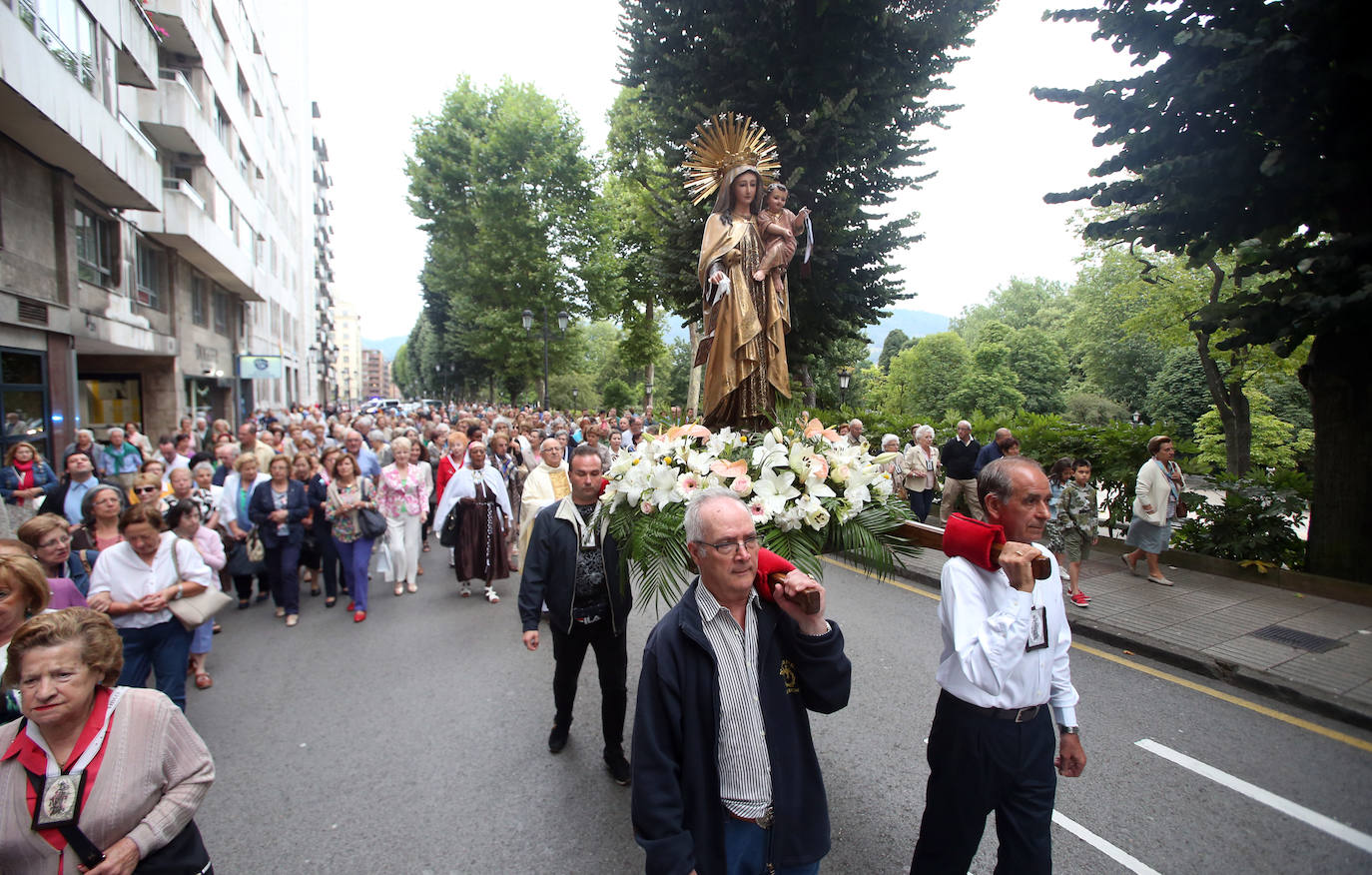La parroquia de Nuestra Señora del Carmen celebró este martes su tradicional Rosario de la Luz con una procesión a través del Campo de San Francisco.