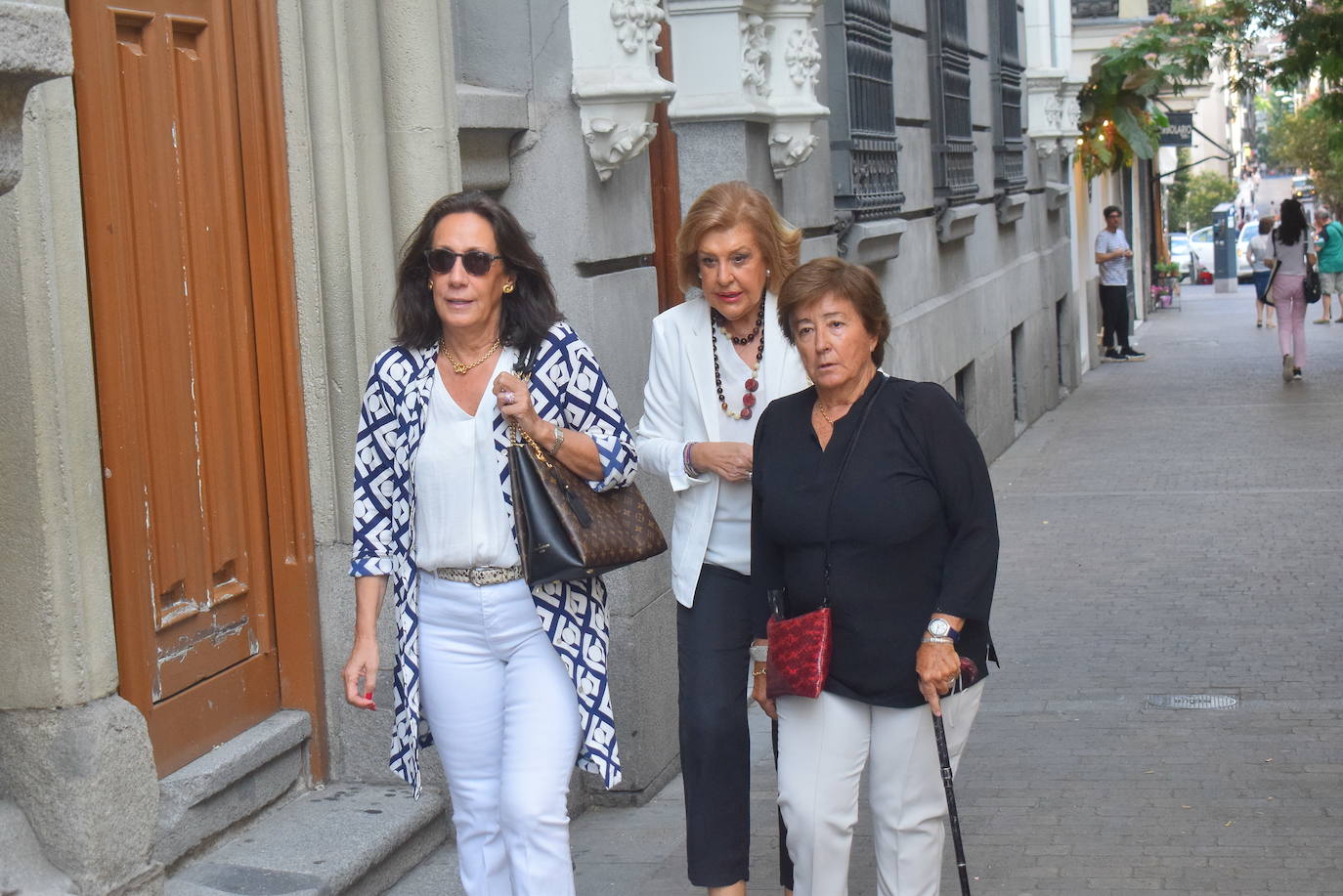 Numerosos rostros conocidos de la cultura, la política y la economía han arropado a la familia del actor gijonés Arturo Fernández en un funeral celebrado en la Basílica de Jesús de Medinaceli. 