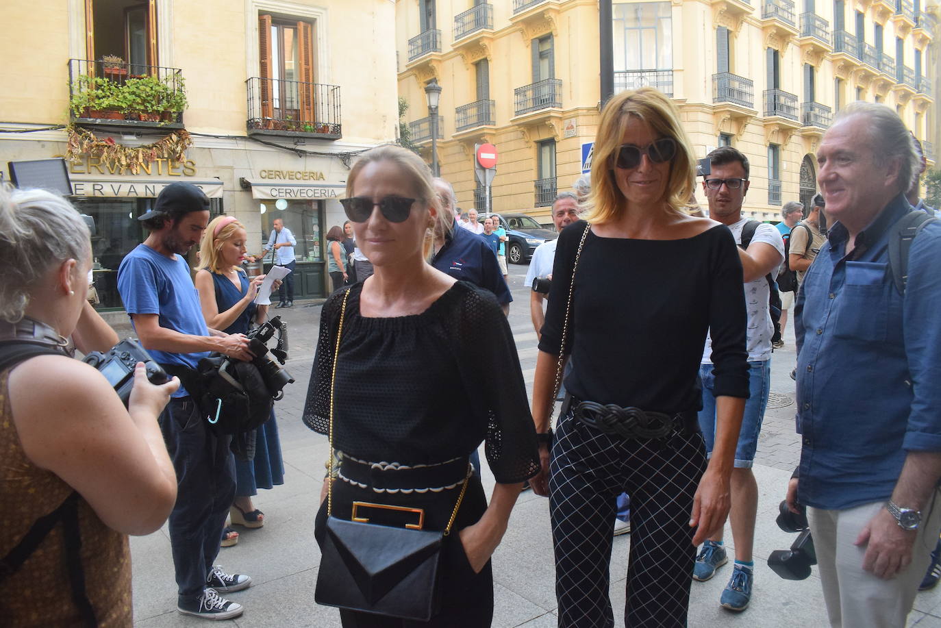 Numerosos rostros conocidos de la cultura, la política y la economía han arropado a la familia del actor gijonés Arturo Fernández en un funeral celebrado en la Basílica de Jesús de Medinaceli. 