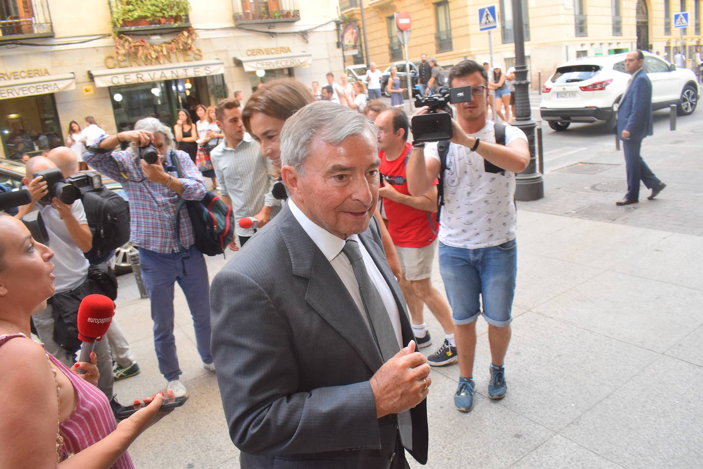 Numerosos rostros conocidos de la cultura, la política y la economía han arropado a la familia del actor gijonés Arturo Fernández en un funeral celebrado en la Basílica de Jesús de Medinaceli. 