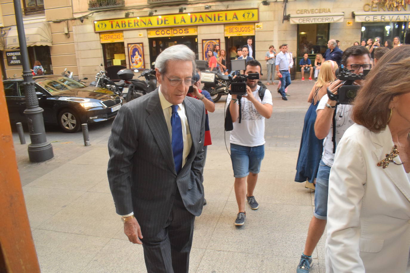 Numerosos rostros conocidos de la cultura, la política y la economía han arropado a la familia del actor gijonés Arturo Fernández en un funeral celebrado en la Basílica de Jesús de Medinaceli. 