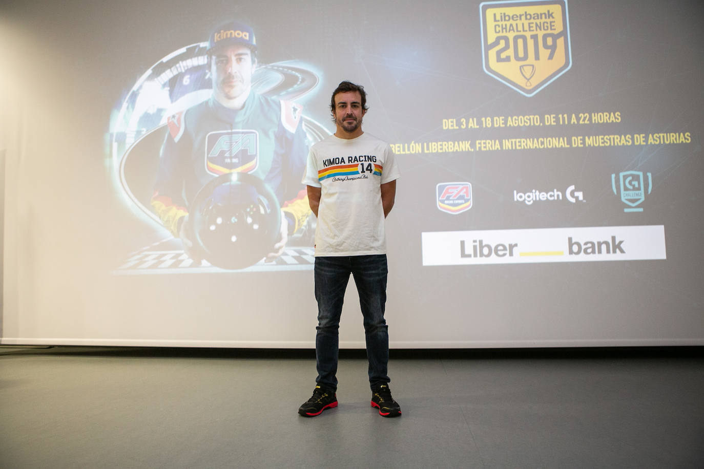 El piloto asturiano Fernando Alonso presentó esta mañana en su circuito de Llanera el Liberbank Challeng, el torneo de conducción en simulador que será una de las sensaciones que se podrán vivir en el Pabellón Liberbank de la Feria de Muestras. 