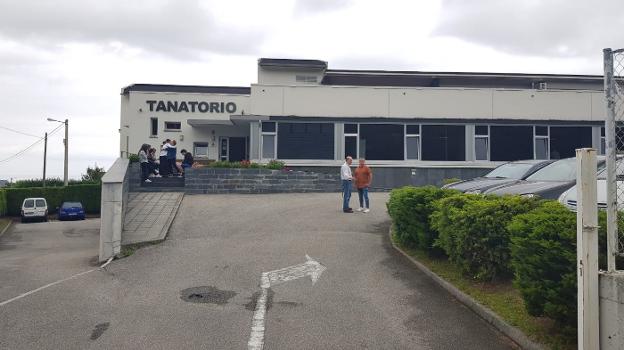 Familiares y amigos de Juan Manuel Fernández, a las puertas del tantorio. 