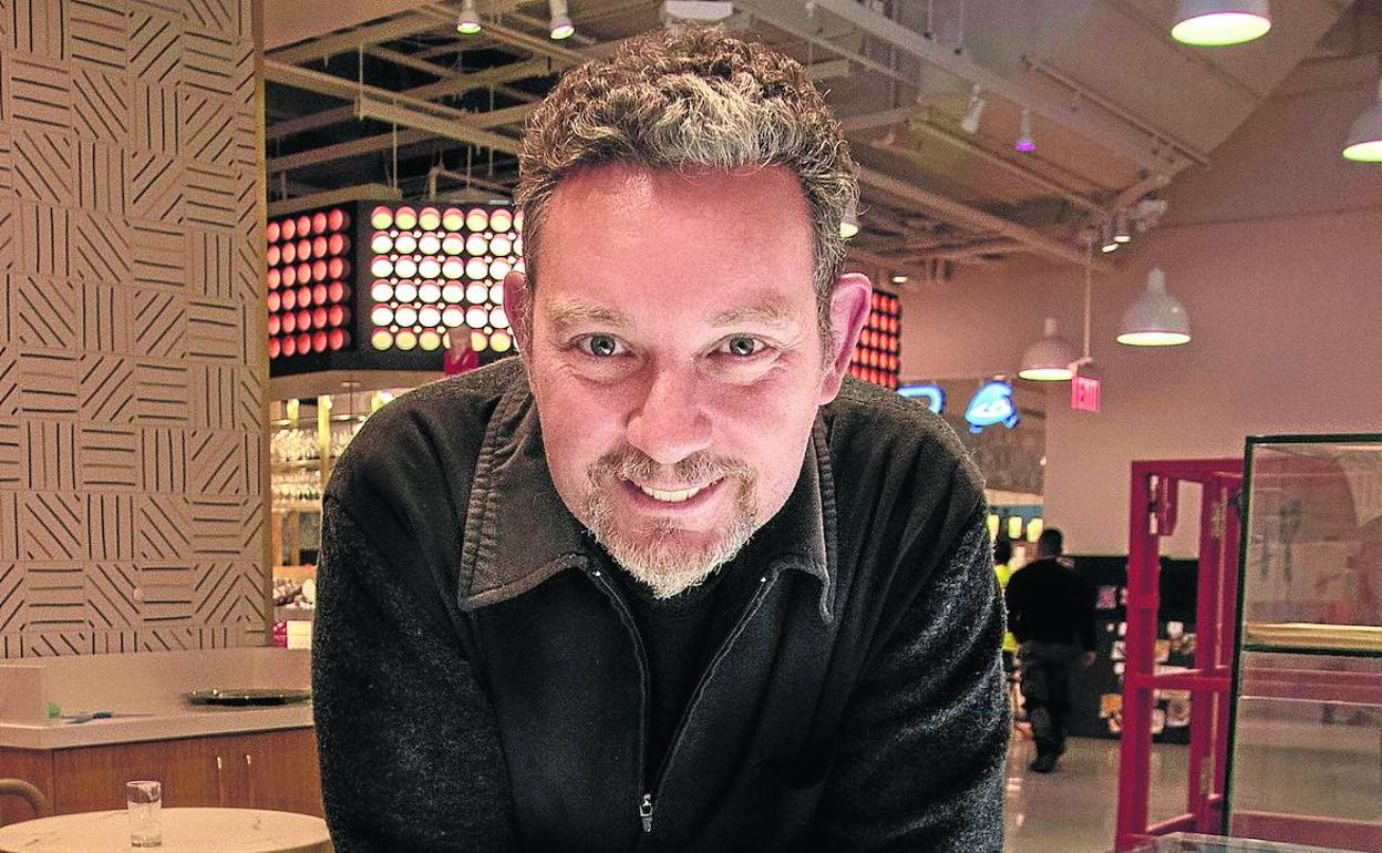 El cocinero Albert Adrià, Caldereta de Don Calixto al Maestro Nacional 2019, en el Mercado Little Spain de Nueva York. 