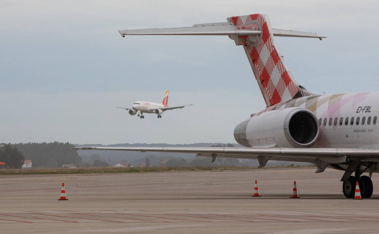 Dos aviones en el Aeropuerto de Asturias. 