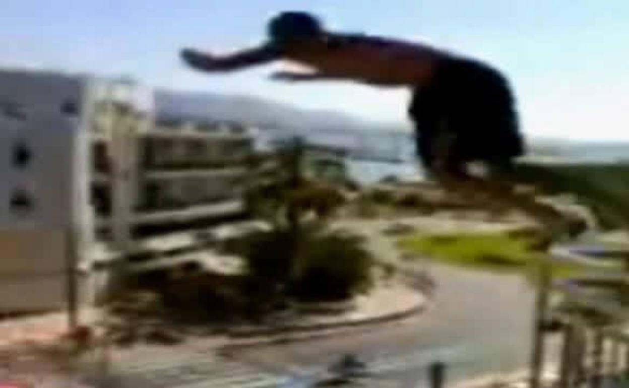 Un joven realiza 'balconing'.